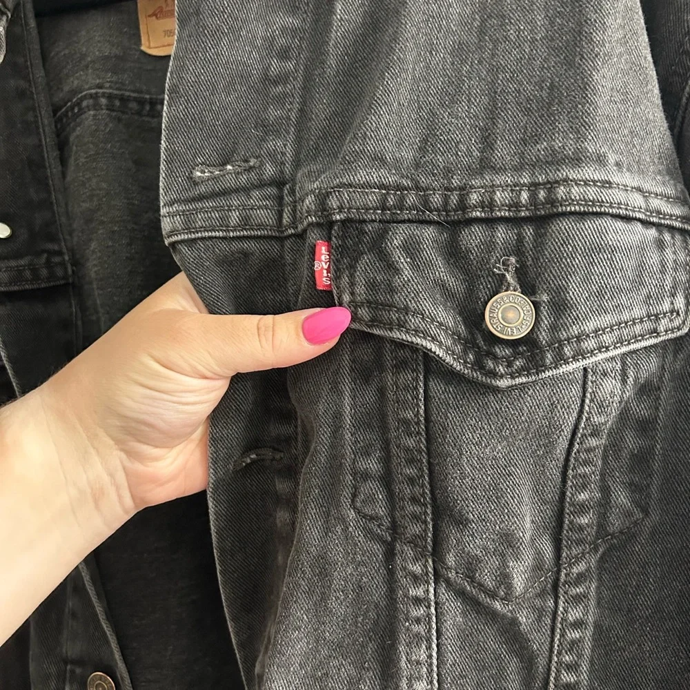 SOLD DO NOT BUY Levi’s washed black trucker jean jacket - Picture 2 of 8